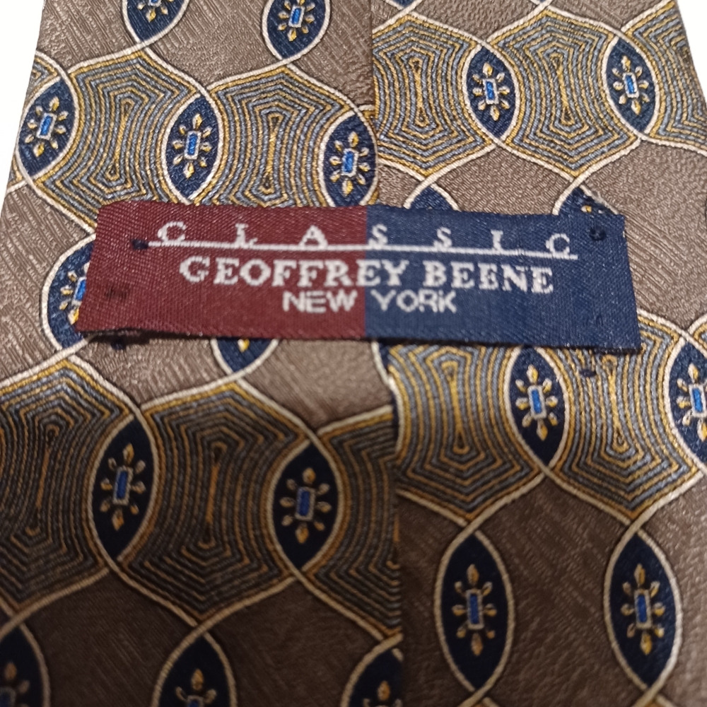 Geoffery Beene Elegant Brown Patterned Men's Silk Tie - Picture 7 of 7